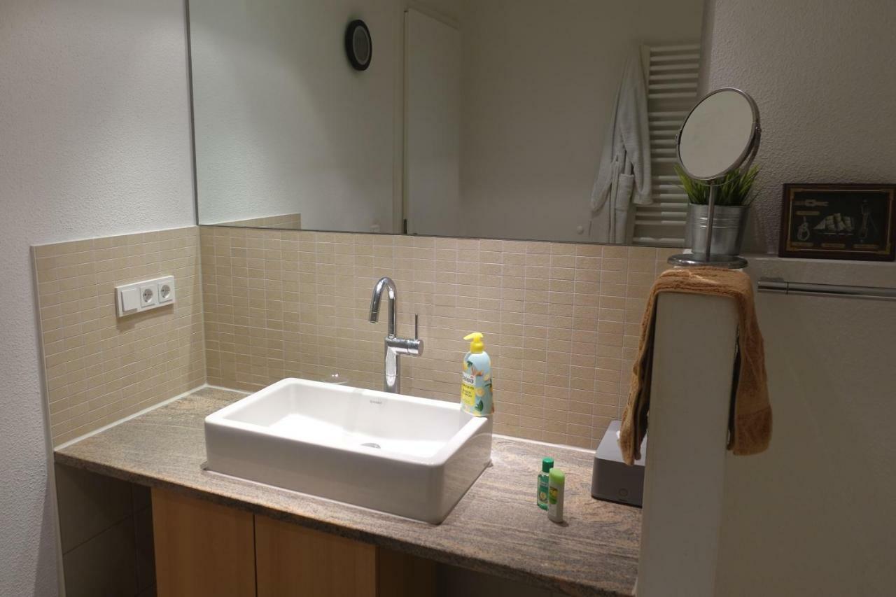 Grosszuegiges Zimmer Mit Badezimmer In Rheinwohnung Köln Eksteriør billede